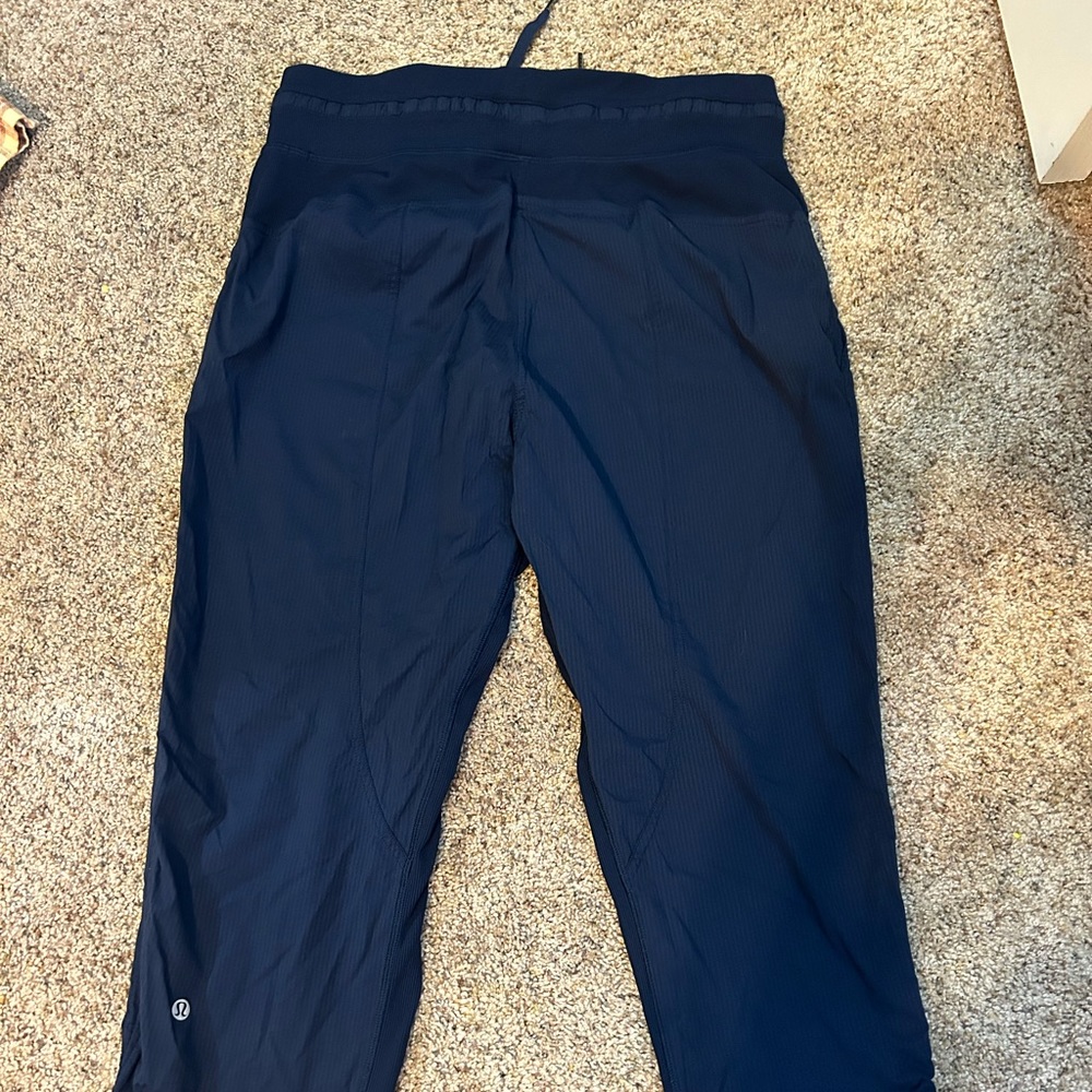 Lululemon Joggers Size 8 cropped Navy Blue